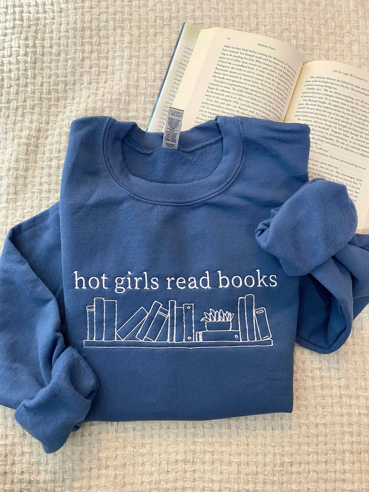 Hot Girls Read Crewneck - Sawdust and Cedar